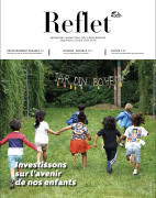 En couverture, une photo des enfants courant dans l'herbe