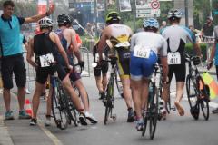 Coureurs cyclistes au Triathlon d'Enghien