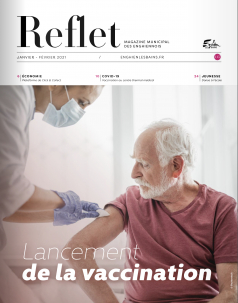 Couverture du magazine, photo d'une personne âgée se faisant vacciner