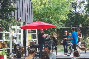 Photo représentant un groupe de personnes assistant au repair goûter