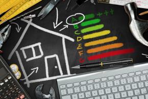 Photo représentant un dessin d'une maison et des barres de couleur sur la consommation énergétique