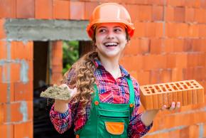 jeune femme lors d'un chantier de jeunes