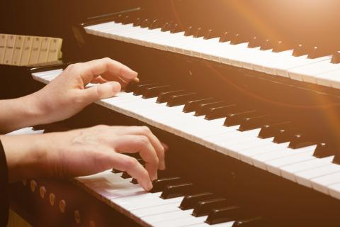 Photo d'un organiste jouant sur son instrument