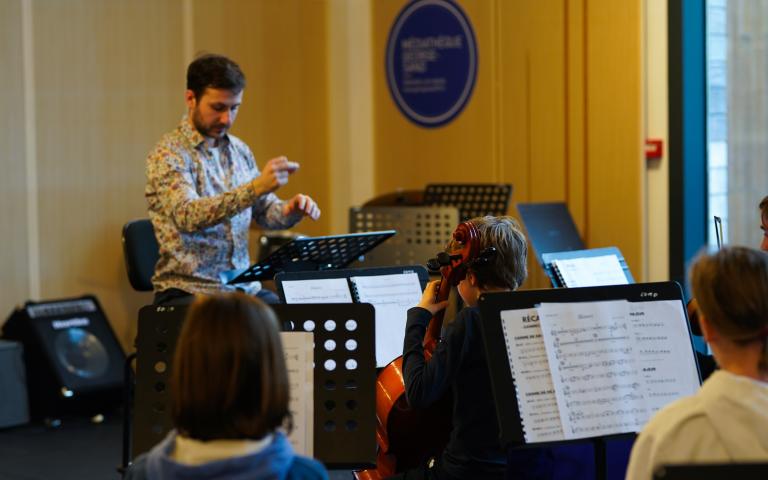 Professeur dirigeant un atelier orchestre