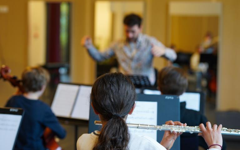 Enfant jouant de la flute traversière