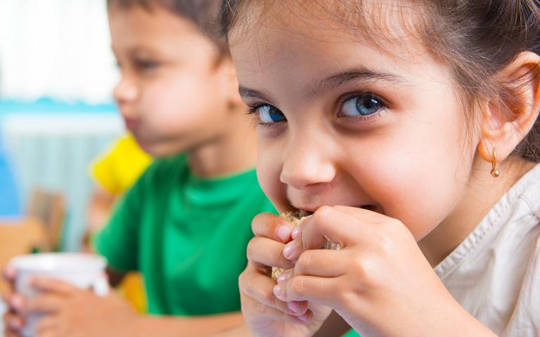 enfant qui mange à la cantine