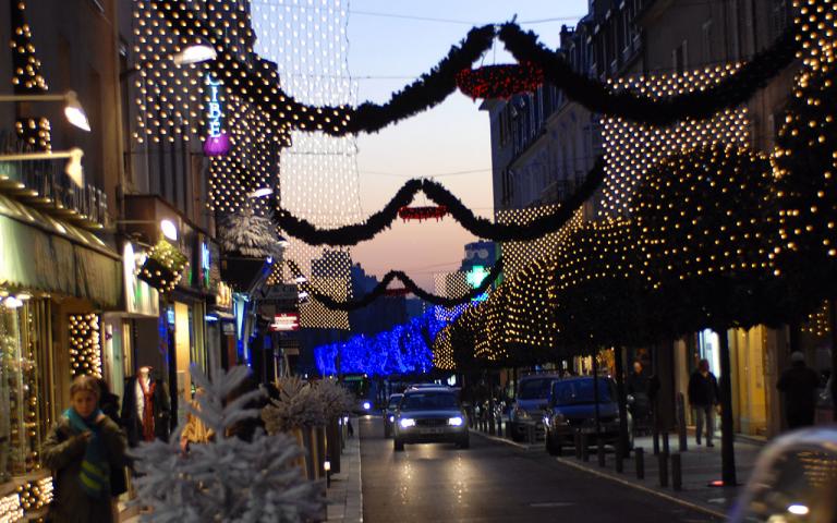 Rue d'Enghien-les-Bains avec les décore de noël