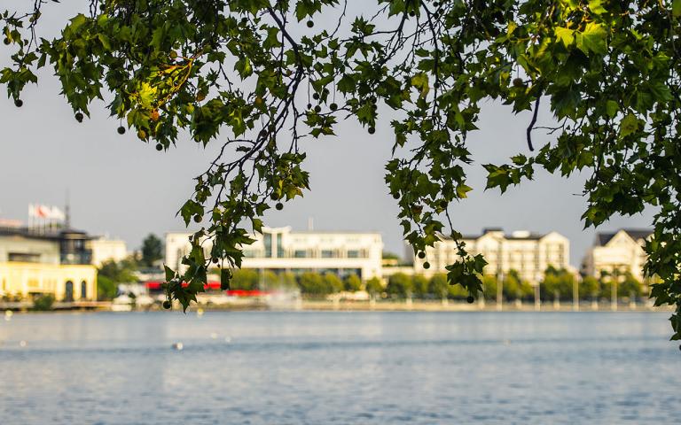 vue sur le lac et en arrière plan le Casino d'Enghien-Les-Bains