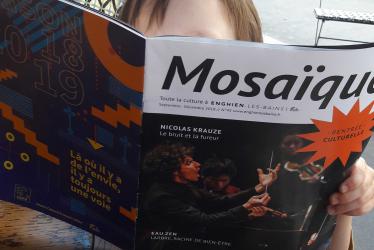 enfant qui regarde le magazine Mosaïque de la ville d'Enghien-les-Bains