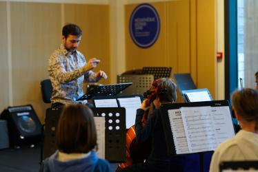 Professeur dirigeant un atelier orchestre