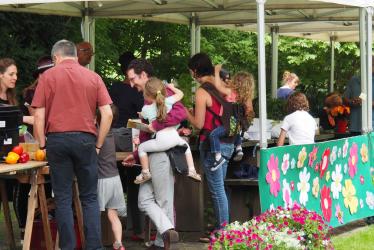 Personnes réunies autour d'un stand fleuri