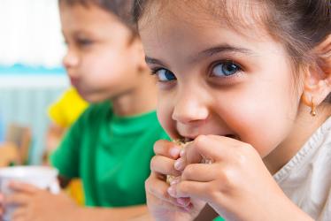 enfant qui mange à la cantine